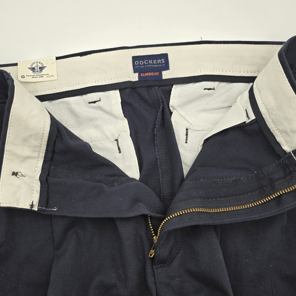 NWT Dockers Easy Khaki Cladsic Fit Pleated Wrinkle-Free Pants, Mens 36x30, Navy - Picture 9 of 16